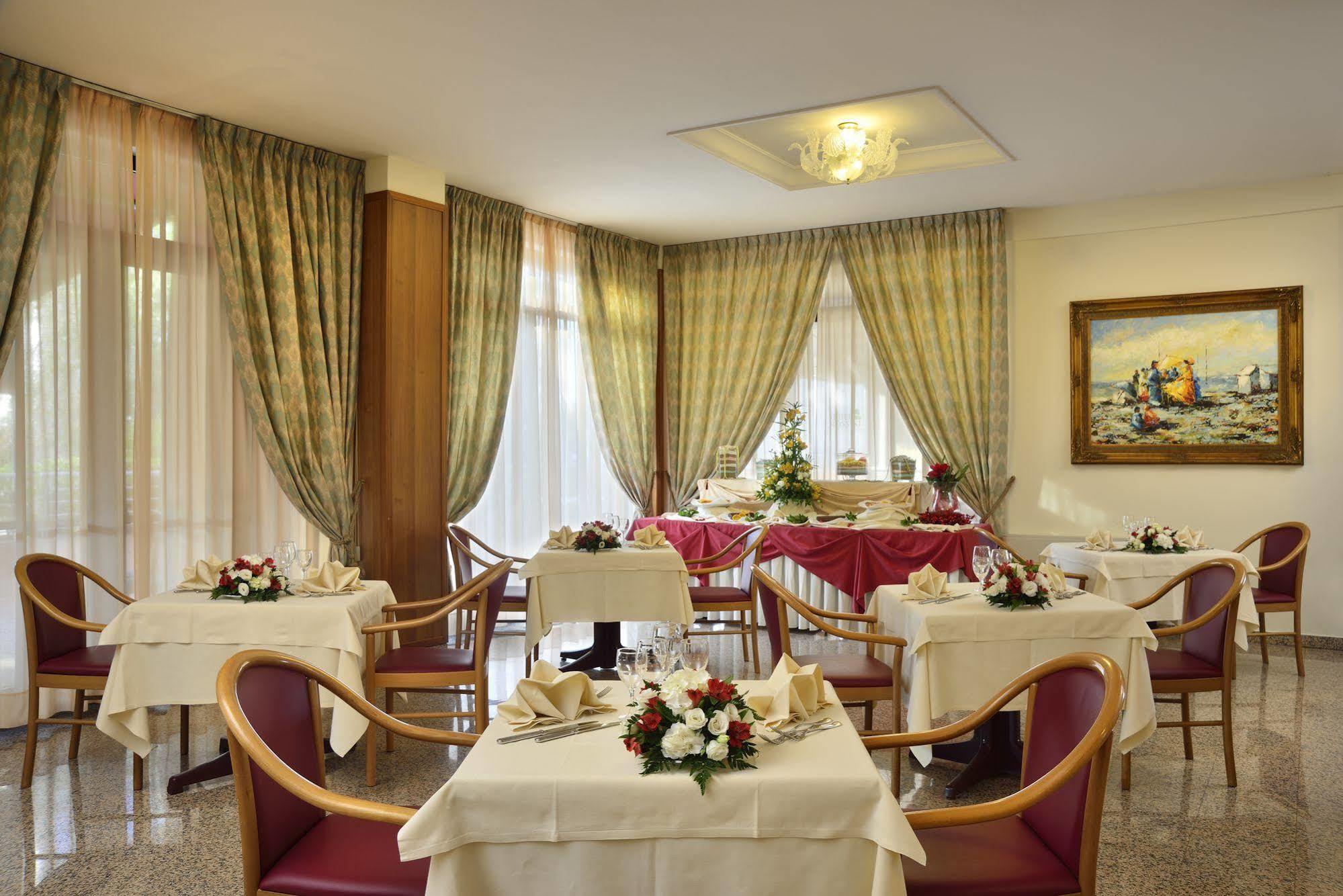 Hotel Rossini Pesaro Bagian luar foto